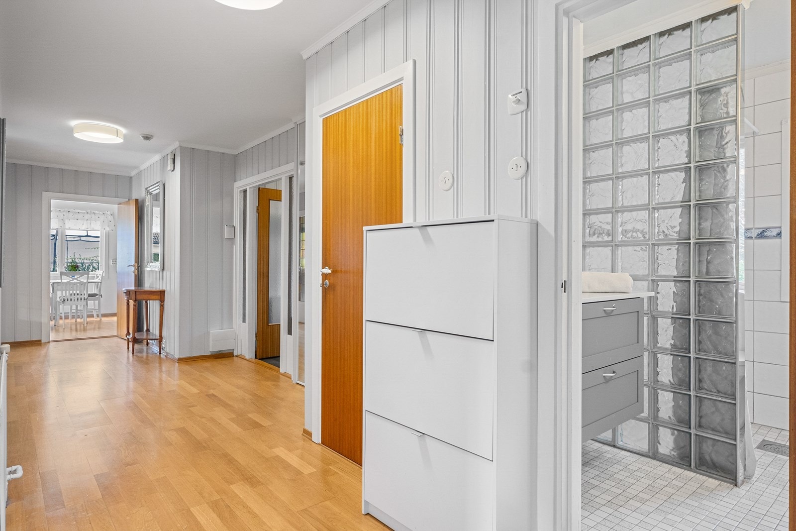 Stor skyvedørsgarderobe i hallen som gir god plass til å henge fra seg jakker og sette fra seg sko m.m. Ellers plass til kommode, knagger, skohyller e.l. Galleribilde