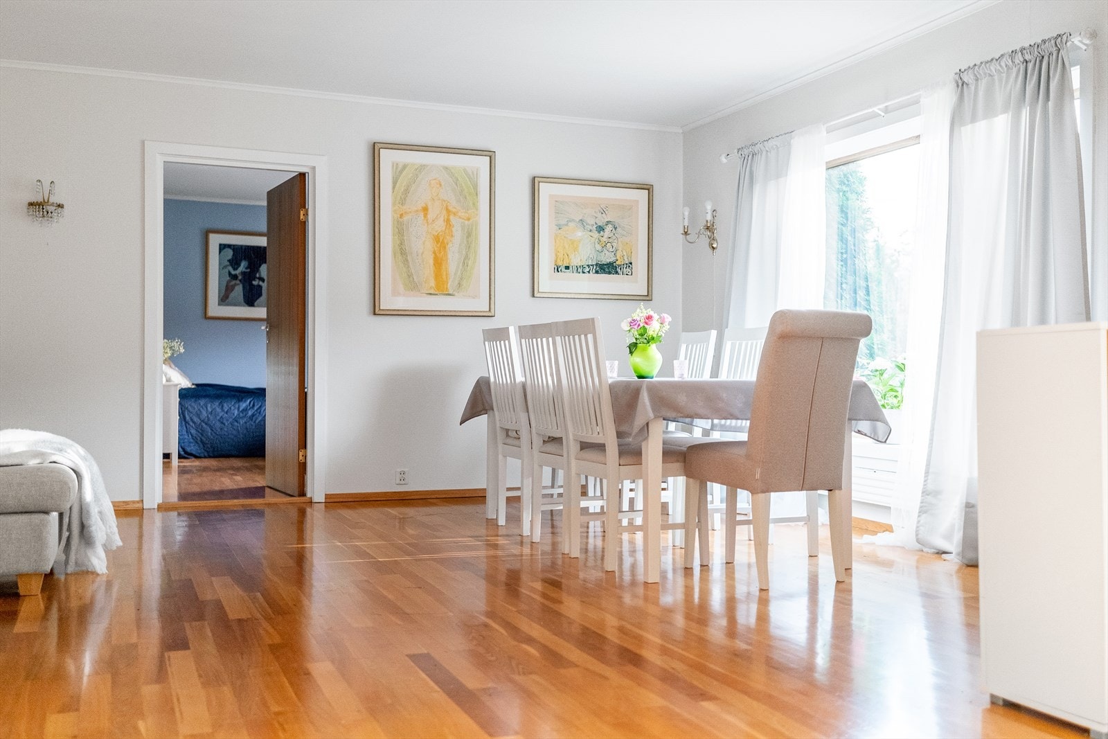 Godt med plass til spisestue. Galleribilde