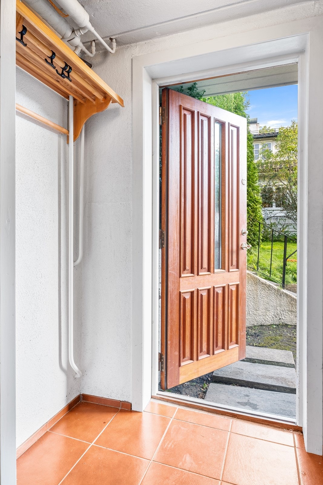 Det er også inngang til underetasjen fra gårdsplass. Galleribilde