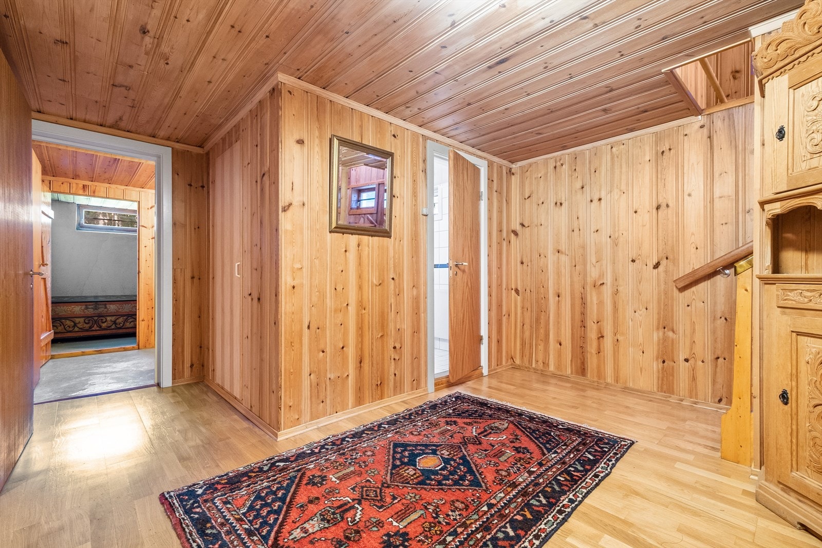 I underetasjen finner man foruten om trapperom, bad, kjellerstue, gang og vindfang, samt 3 boder. Galleribilde