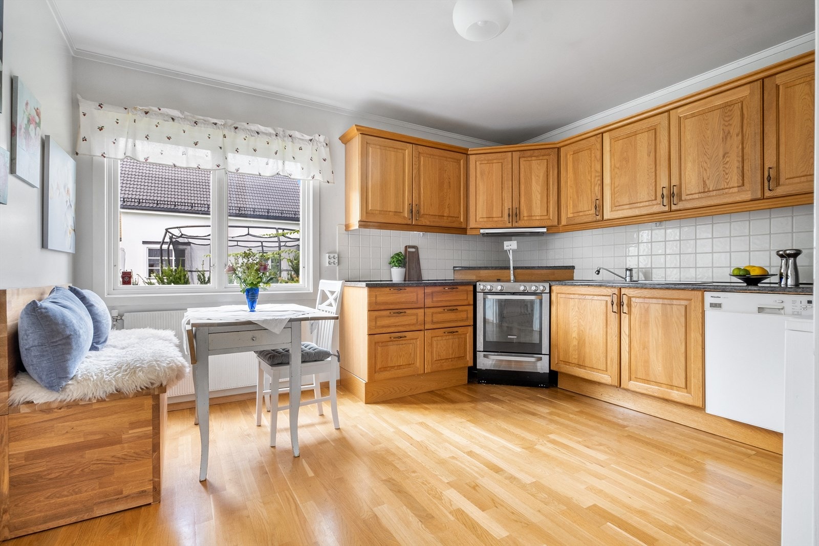 Kjøkkenet er innredet og designet med tanke på funksjonalitet og har godt med benk- og skapplass. Galleribilde