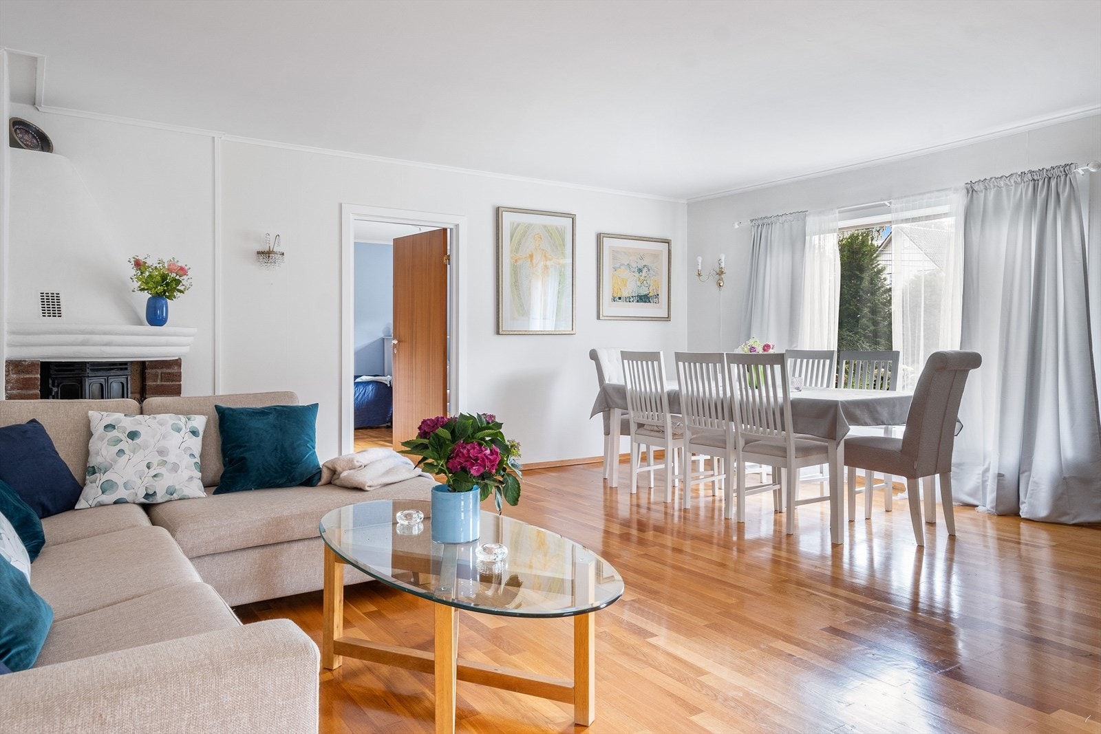 I stuen er det en koselig peis man kan sitte foran på kalde dager. Galleribilde