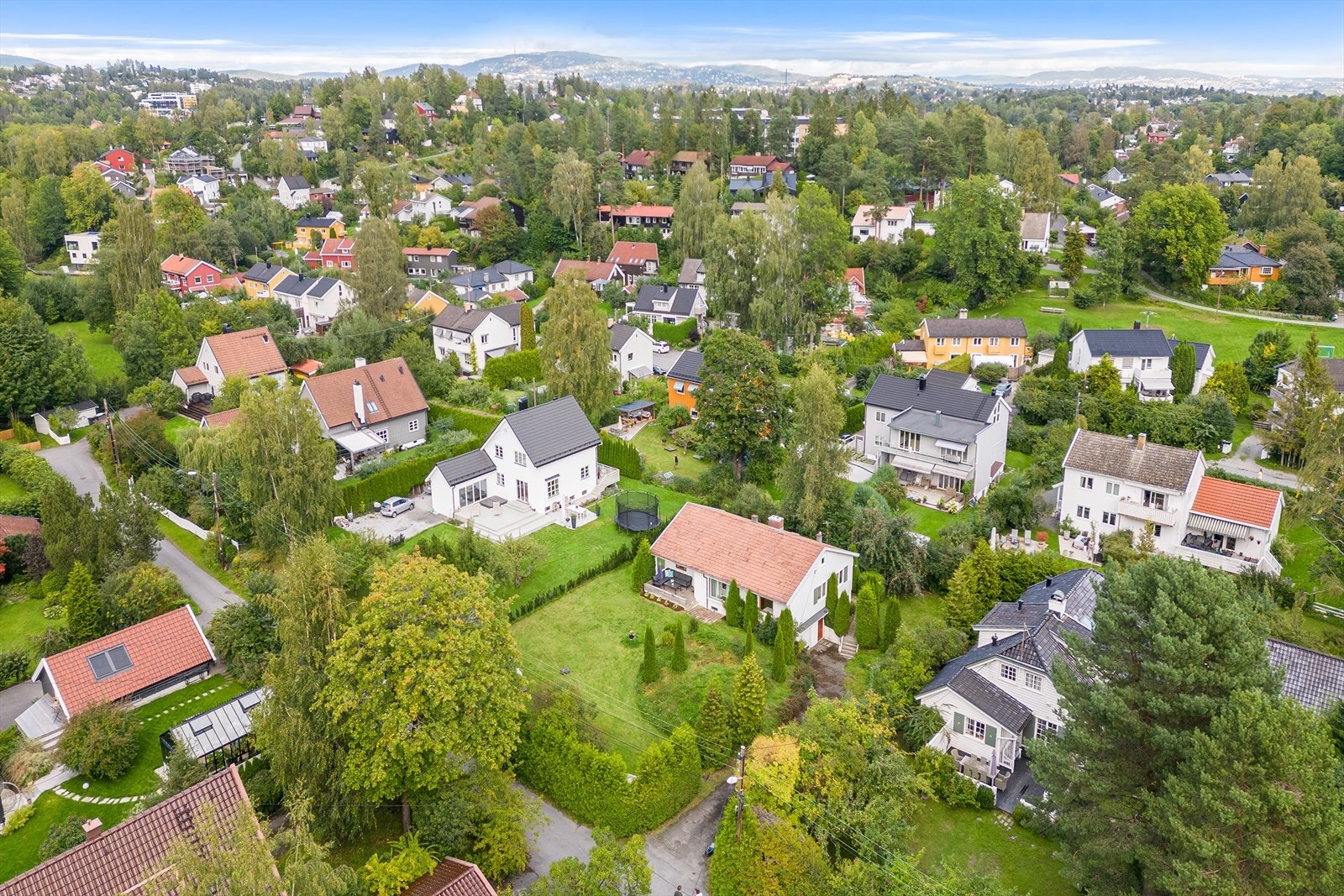 Området har umiddelbar nærhet til barneskole og offentlig kommunikasjon, samt et rikt utvalg av fasiliteter og servicetilbud. Galleribilde