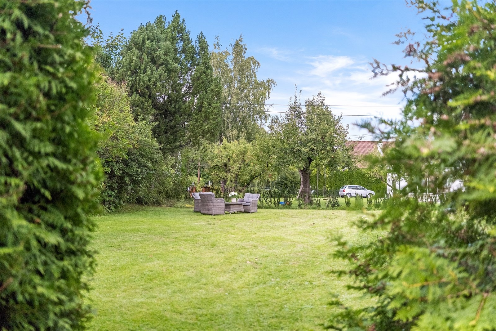 Den store tomten på ca. 1,3 mål gir godt med muligheter til å innrede flere utesoner. Galleribilde