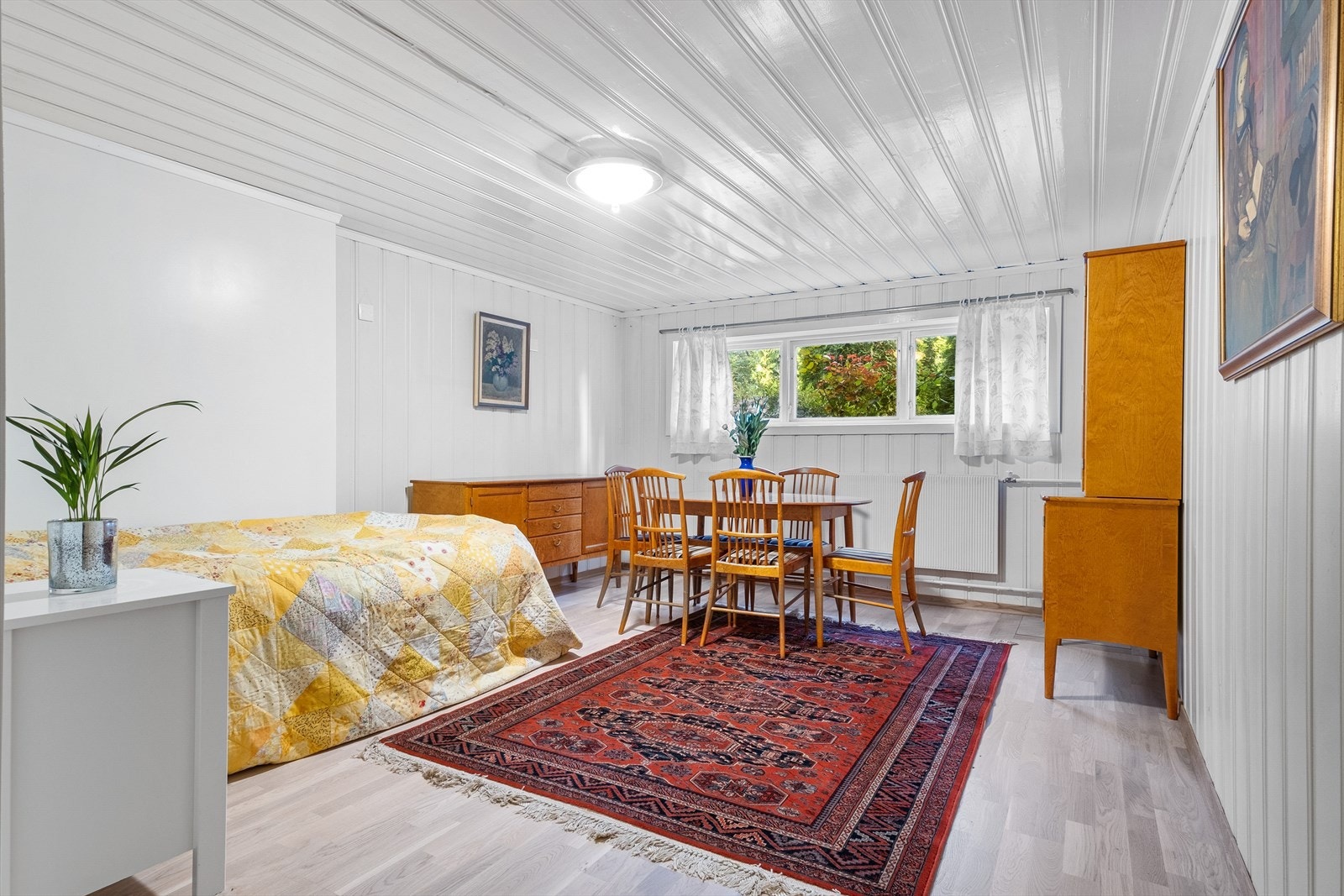 Fin kjellerstue med gode møbleringsmuligheter. Her er det plass til sofagruppe, skrivebord, biljardbord, bordtennisbord, bokhyller m.m. Galleribilde