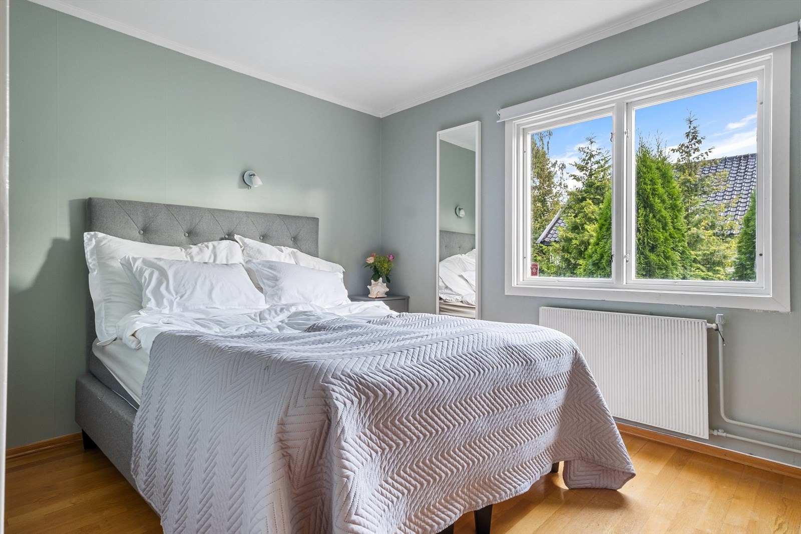 I boligens 1. etasje finner man 3 soverom i lysemalte overflater, en praktisk og familievennlig planløsning. Galleribilde