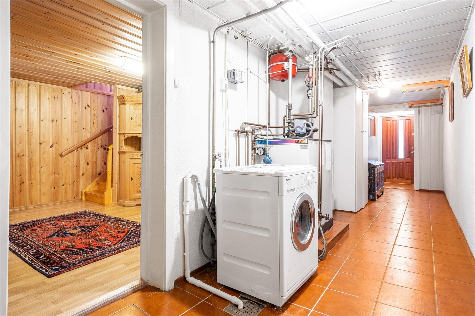 Det er oppvarming av varmtvann og radiatorer via elektrokolbe i fyrkjele. Det er opplegg for vaskemaskin i gang ved siden av fyrkjele. Galleribilde