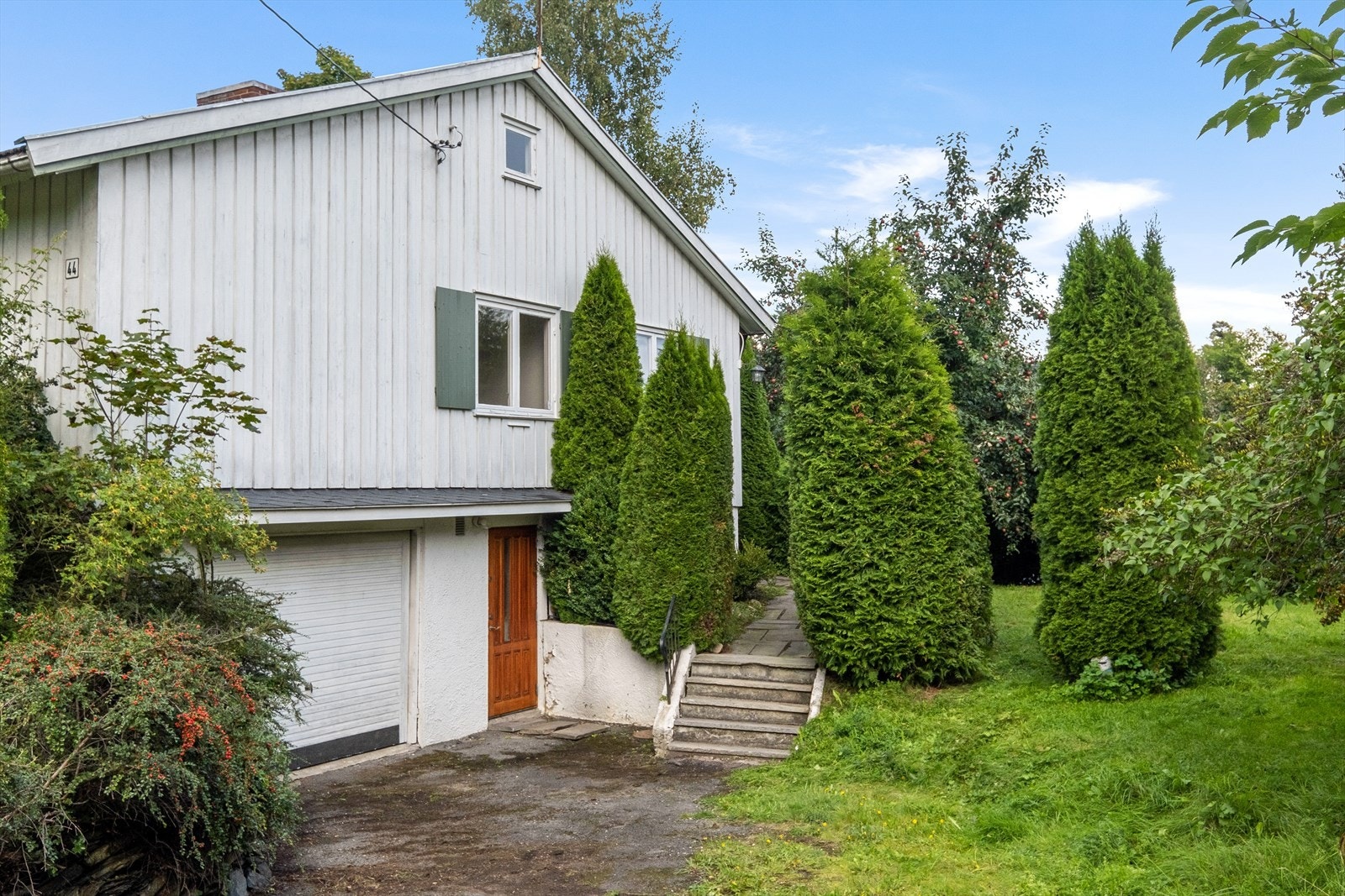 I en travel hverdag er det en trygghet å vite at barna selv kan gå til både skole, og fritidsaktiviteter. Her har man gangavstand til alt man måtte trenge i hverdagen! Galleribilde