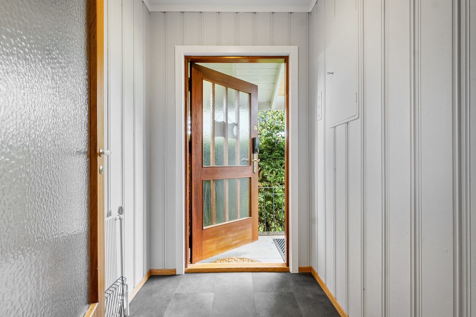 Lyst og innbydende vindfang/hall som gir et godt førsteinntrykk av boligen. Galleribilde