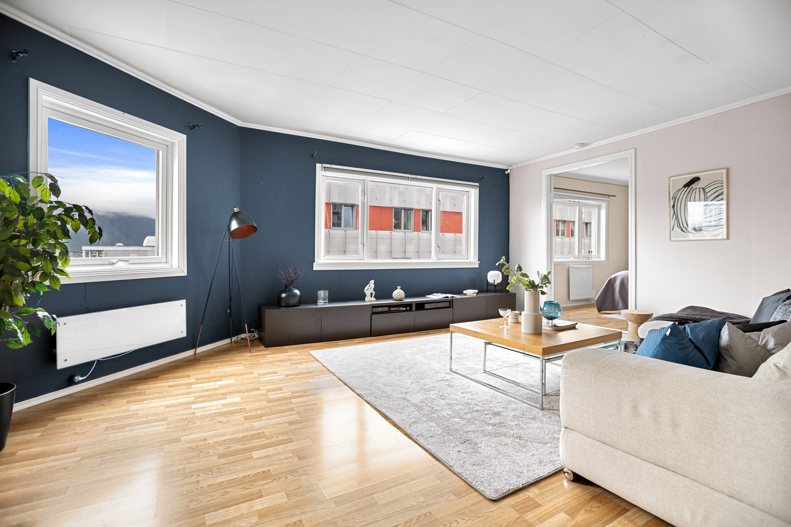 Her har du god plass til sofa, tilhørende stoler og sofabord.
