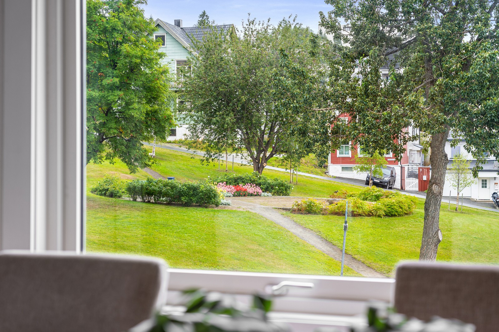 Umiddelbar nærhet til flotte parker og uteområder til stor glede for store og små.