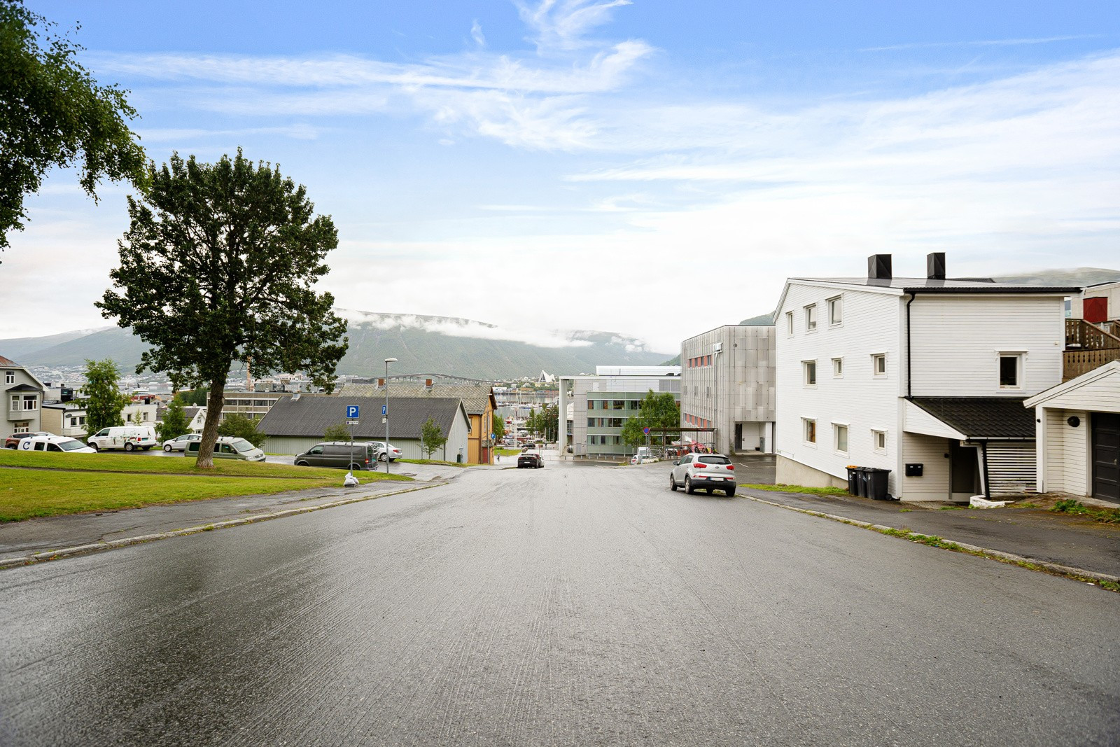 I nærheten har du bussholdeplass med hyppige avganger til UNN/UiT, sentrum, Jekta, Tromsø Lufthavn m.m.