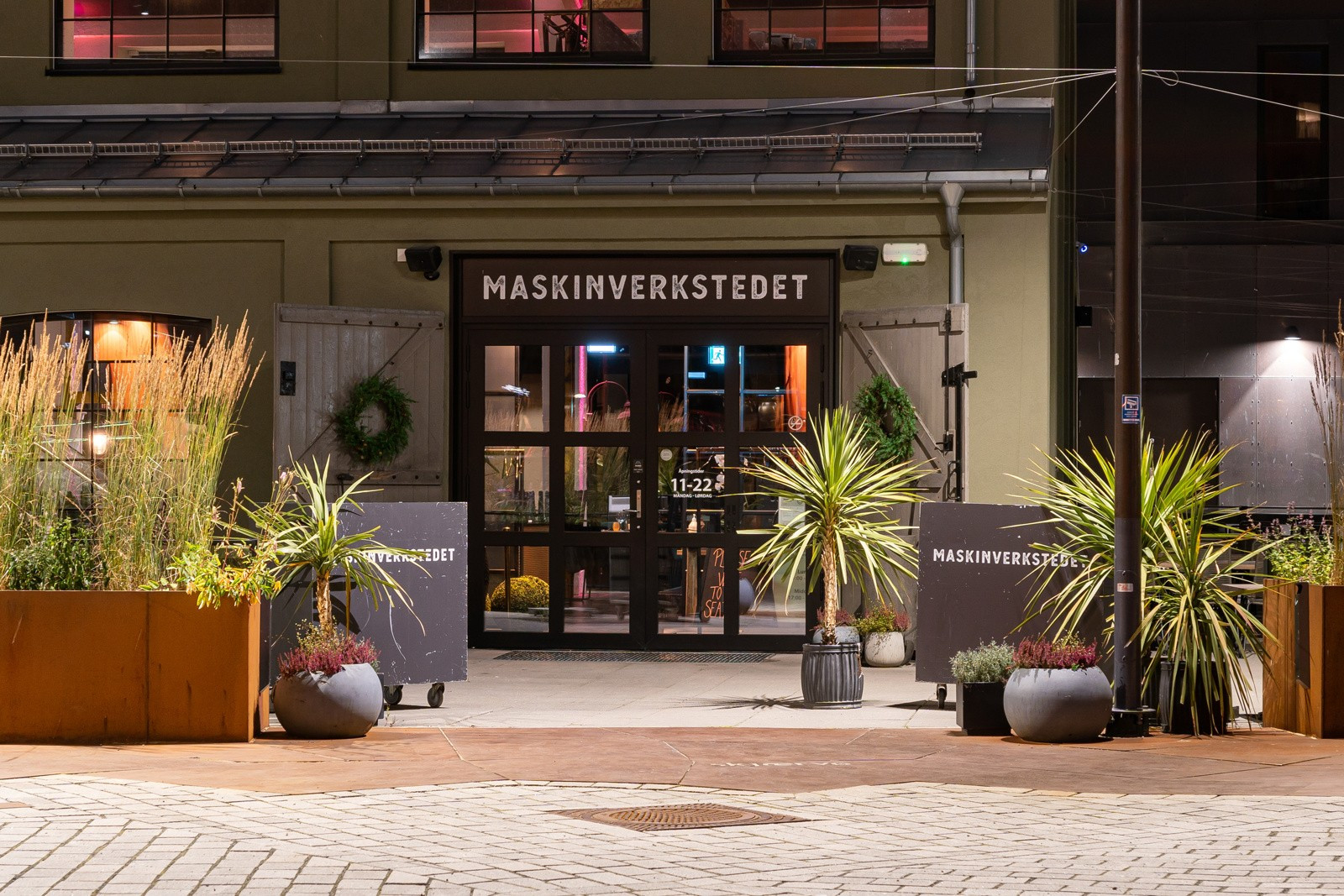 Kun få minutters gange til byens nyeste bydel Vervet med restauranter, cafeèr, frisør m.m.