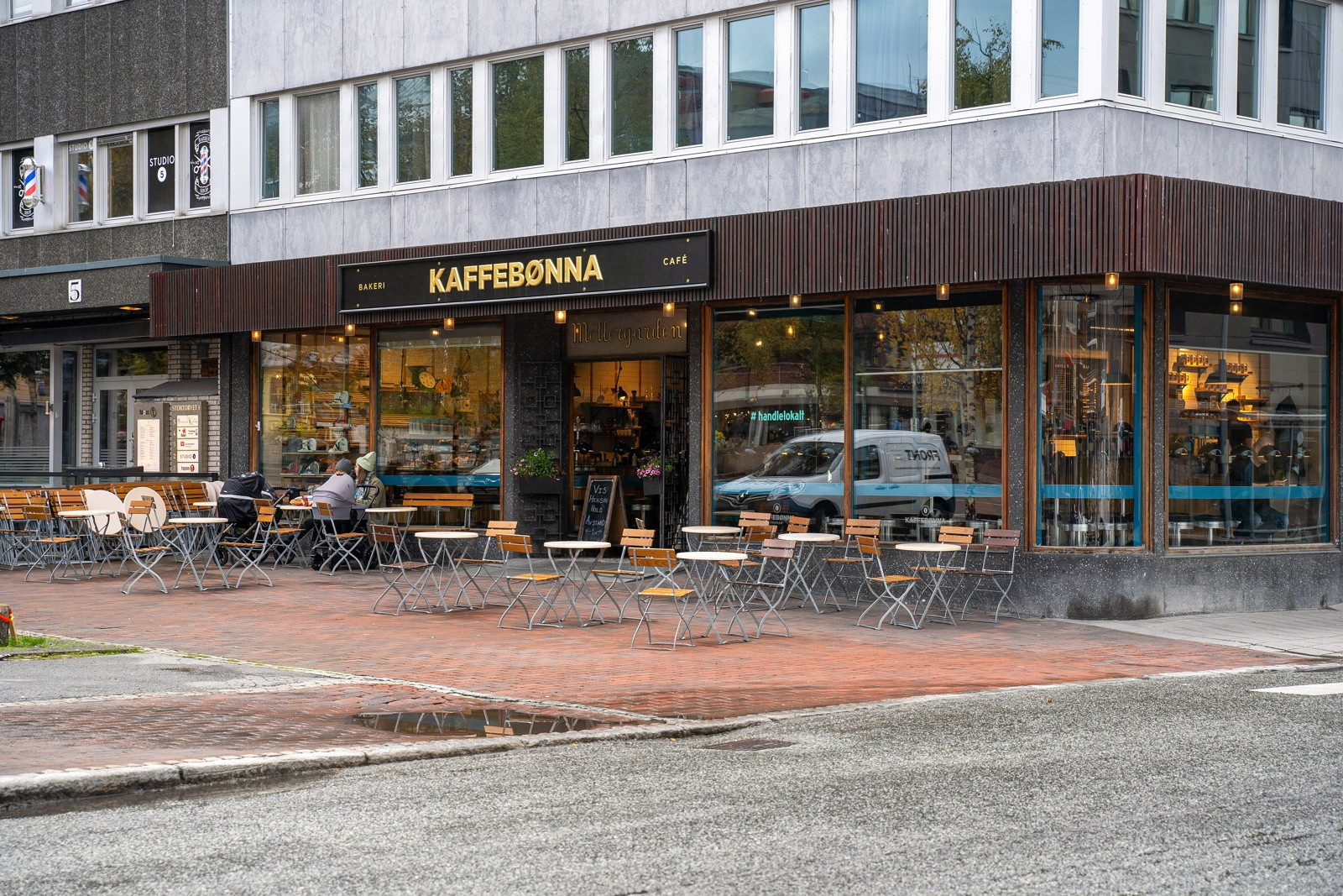 Kort vei for å hente seg fersk bakst og kaffe!