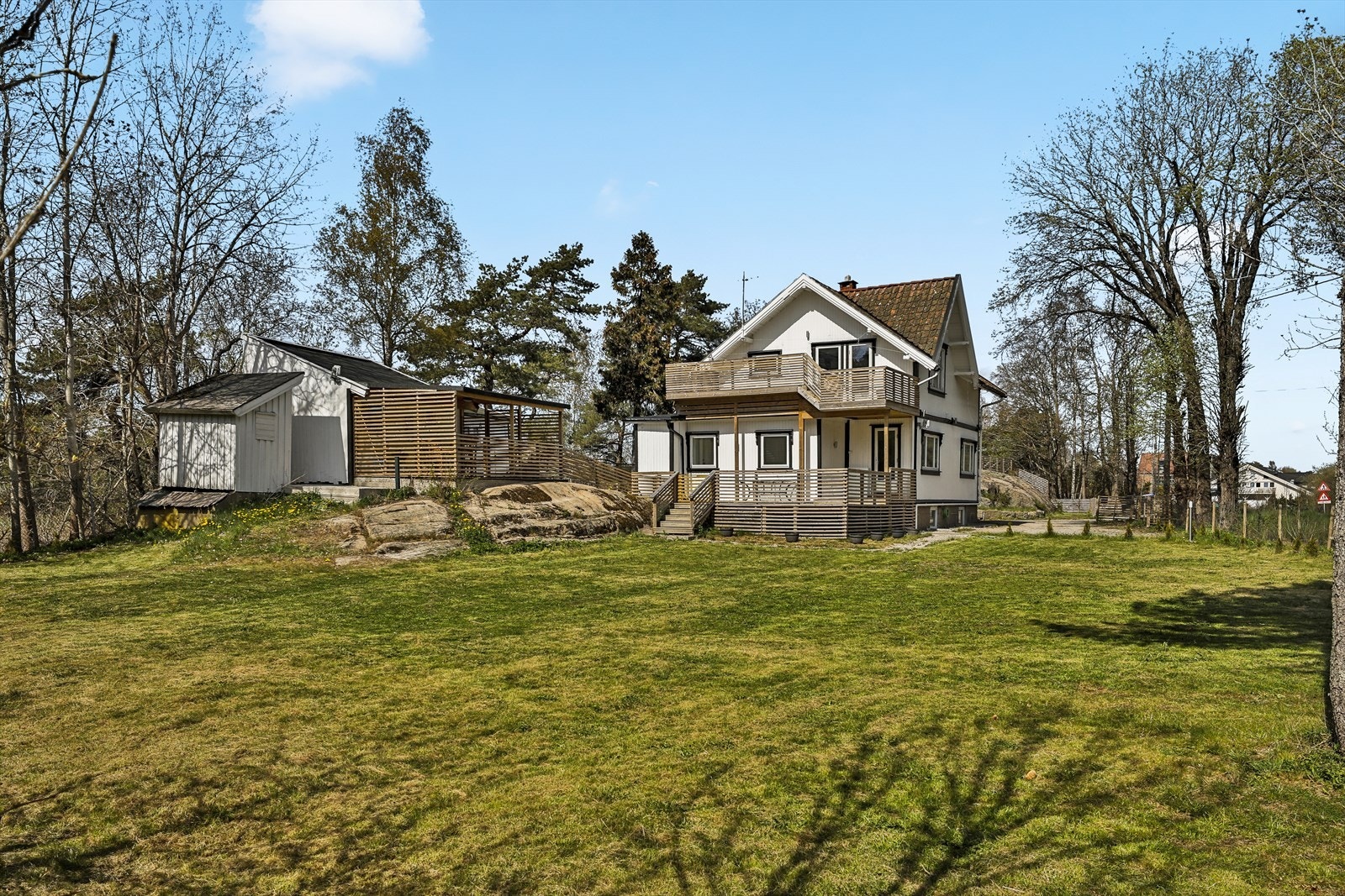 Eldre enebolig over to etasjer med kjeller og stor tomt på Lunde/Kråkerøy. Galleribilde