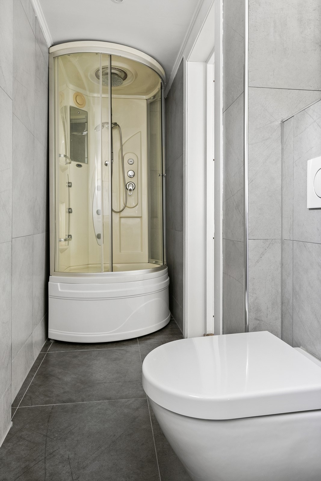 Dette badet i 1. etasje har dusjkabinett, wc og servant. Galleribilde