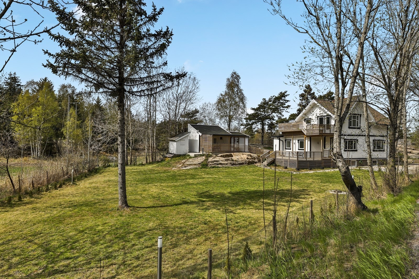 Usjenert beliggenhet med store grøntarealer. Galleribilde