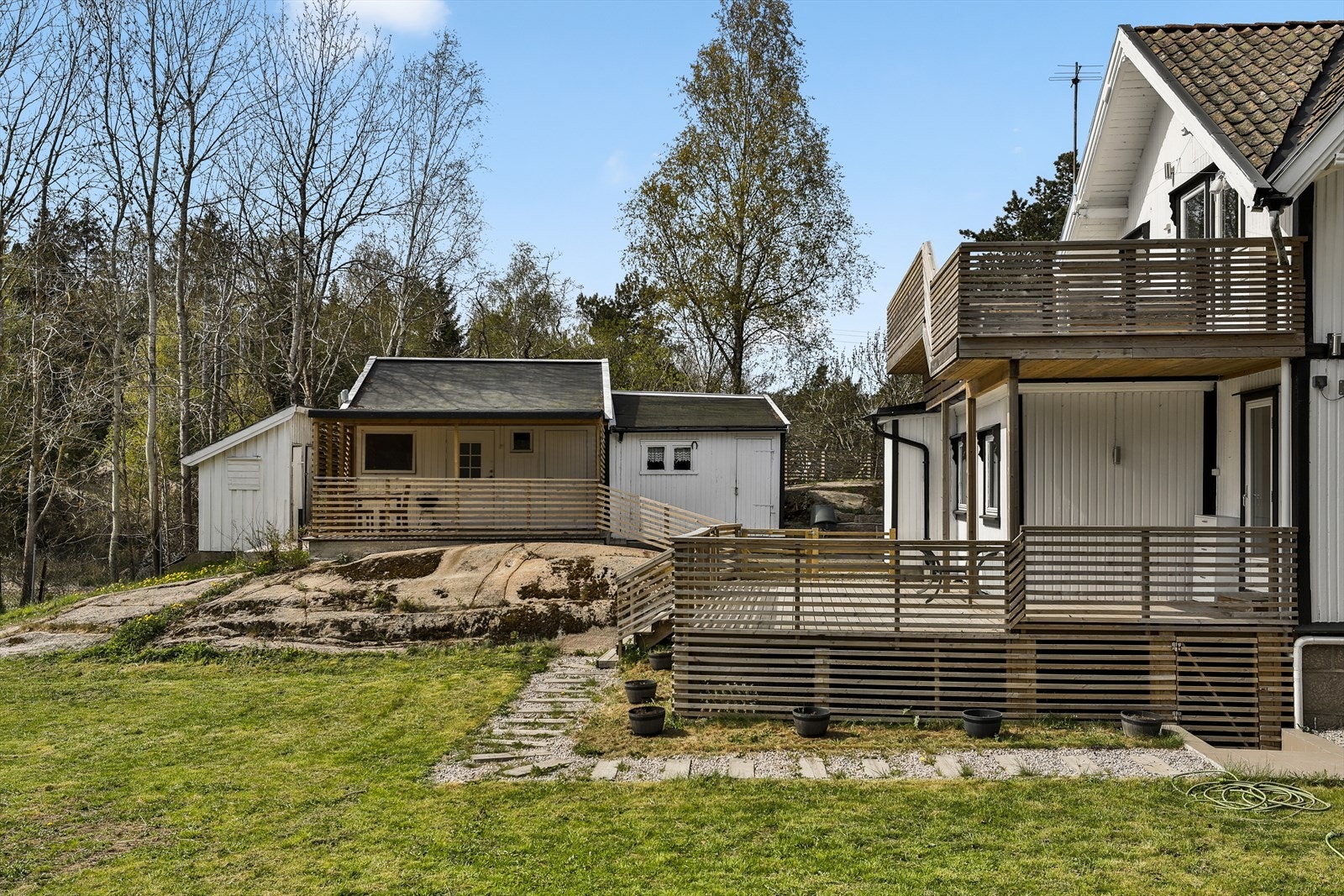 Eiendommen har eiet tomt på 1225 kvm . Galleribilde