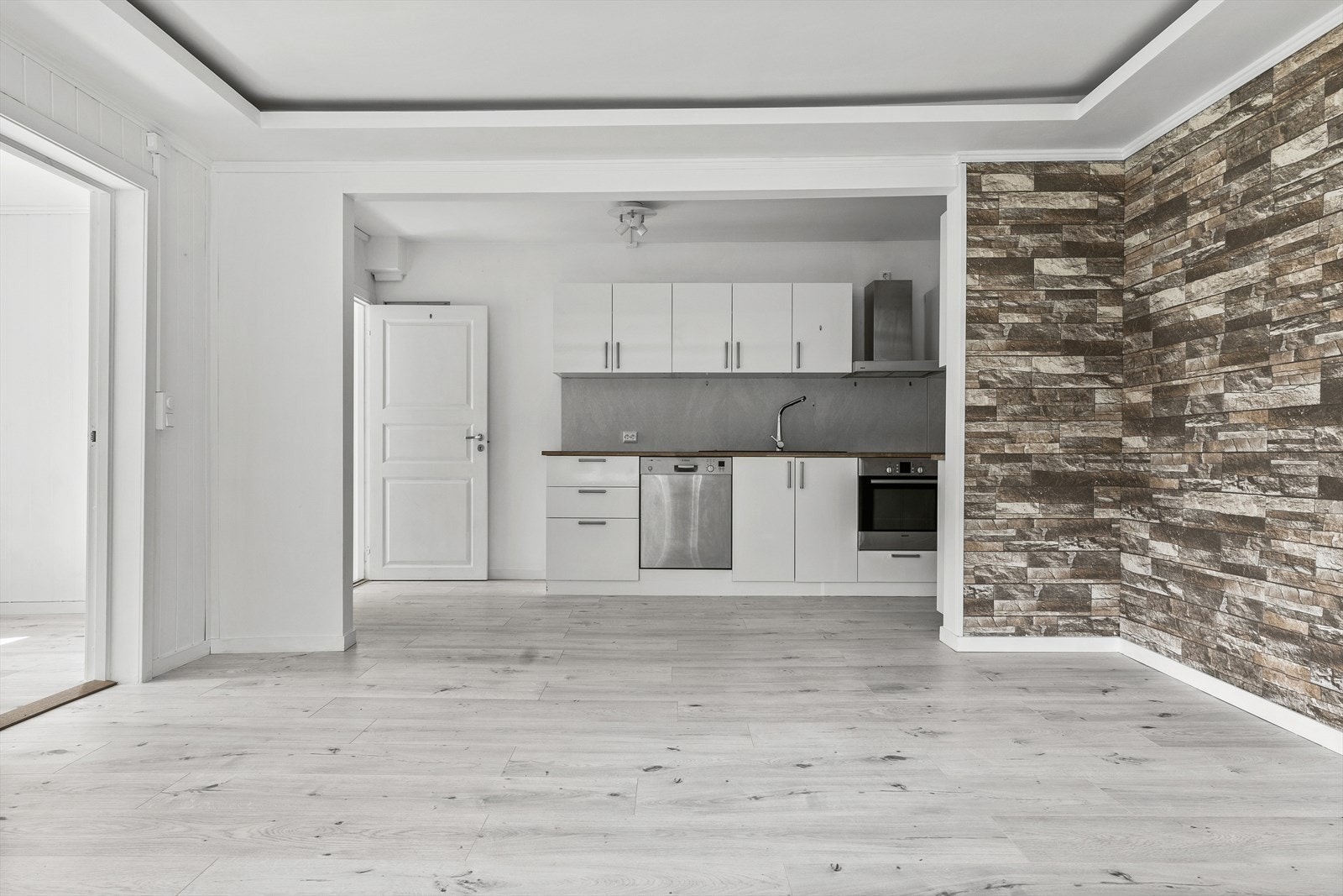 Romslig 1. etasje med vindfang, gang, entré, stue/kjøkken, tre soverom, bad/vaskerom, bad med utvendig adkomst og bad/vaskerom i kjeller. Galleribilde