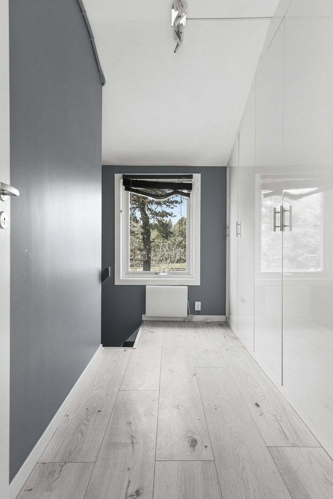 Mellomgang 2. etasje. Her er det integrerte skap langs en hel vegg. Galleribilde