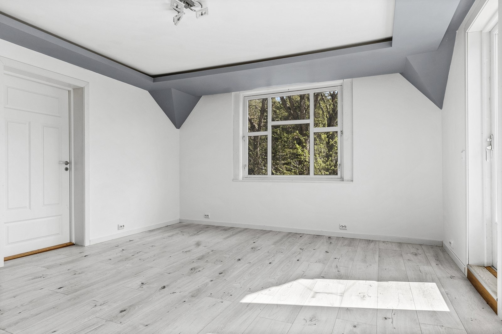 Lys og pen stue i 2. etasje. Galleribilde