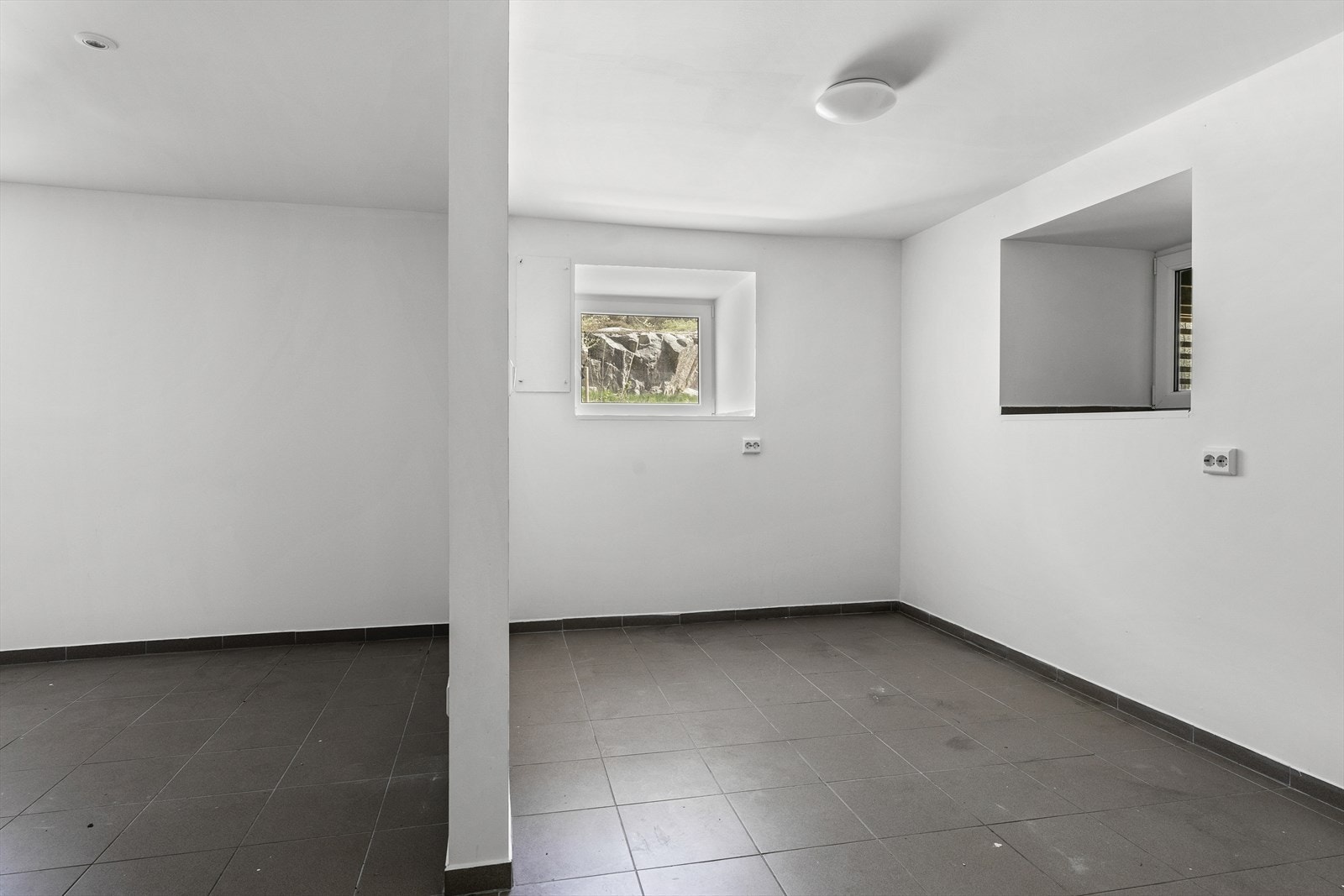 Kjeller har kjøkken med spiseplass, kjellerstue og to boder. Galleribilde