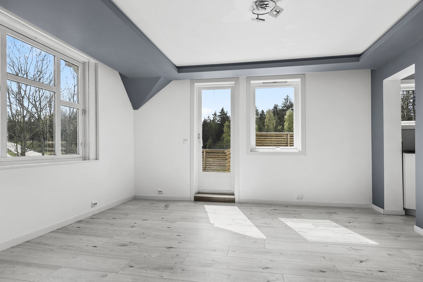 Det er adkomst til veranda i 2. etasje på ca 23 kvm. Verandaene er ikke byggemeldt. Galleribilde