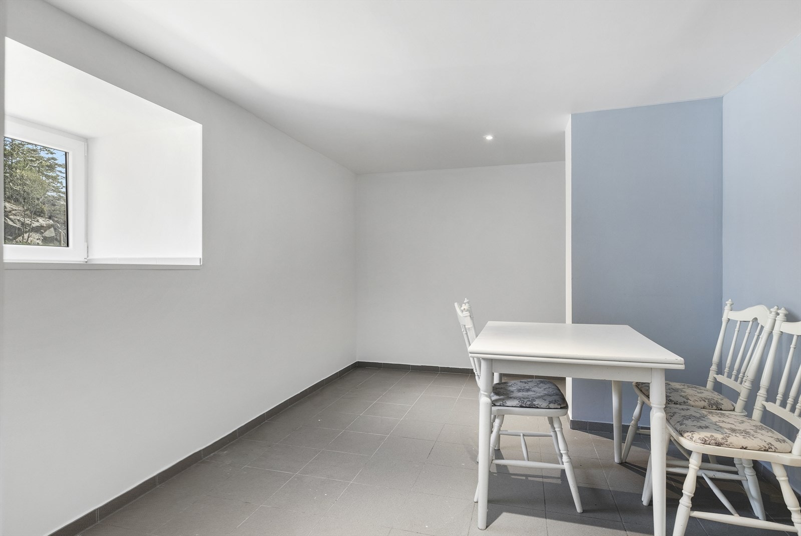 Fin detalj med dype vinduskarmer - praktisk for nips og planter. Galleribilde