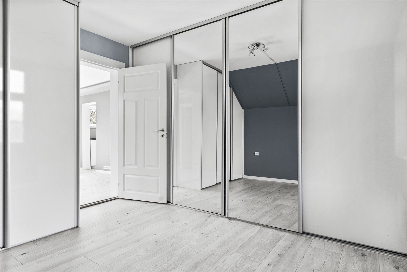 Soverom med integrerte skap/garderobeplass. Galleribilde