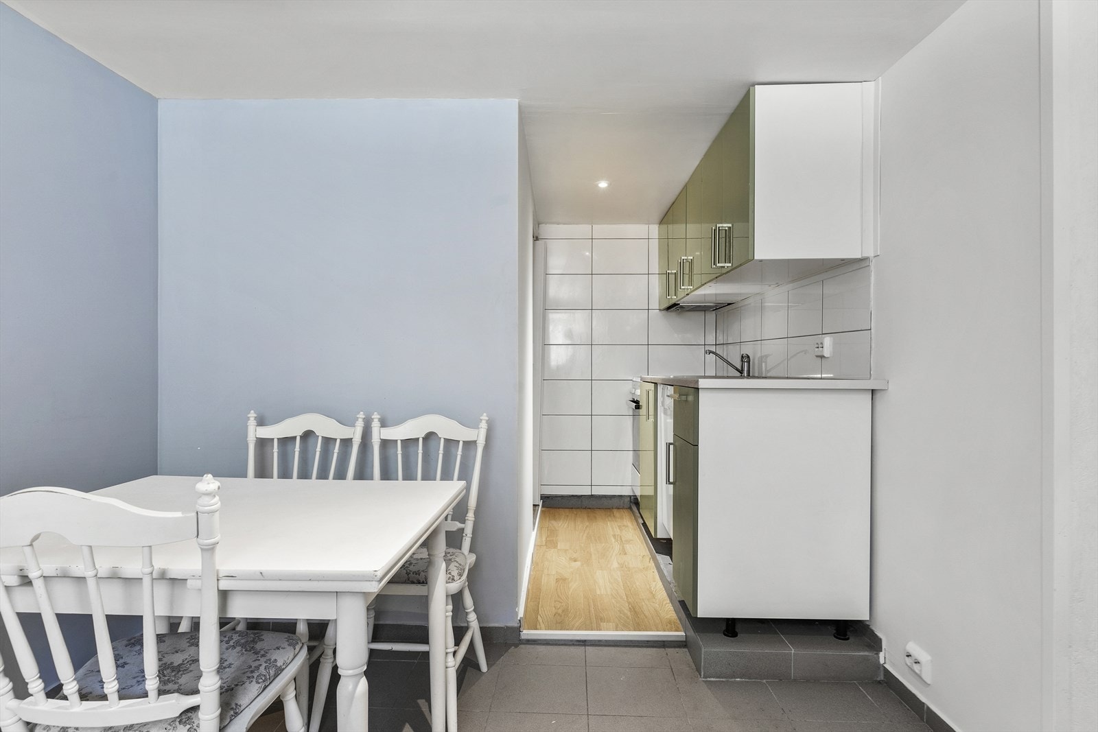 Hyggelig plass for spisegruppe i kjøkken. Galleribilde