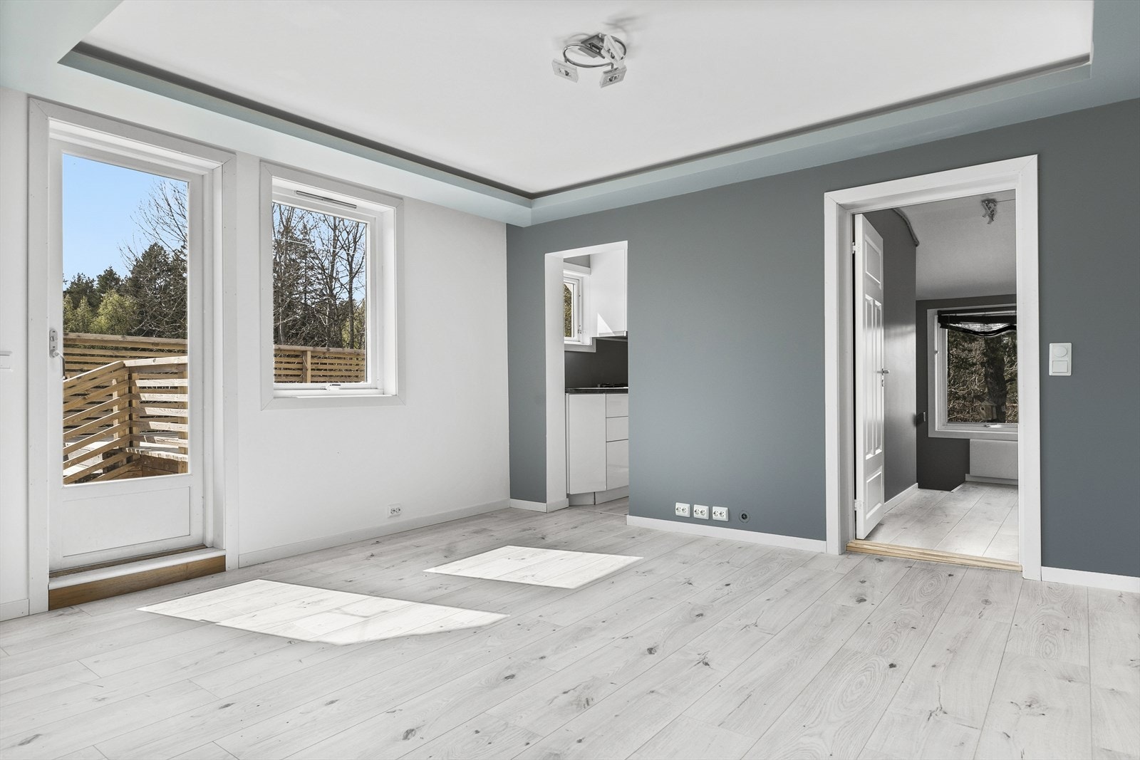 2. etasje har trapperom, bad/vaskerom, stue/kjøkken og ett soverom. Galleribilde