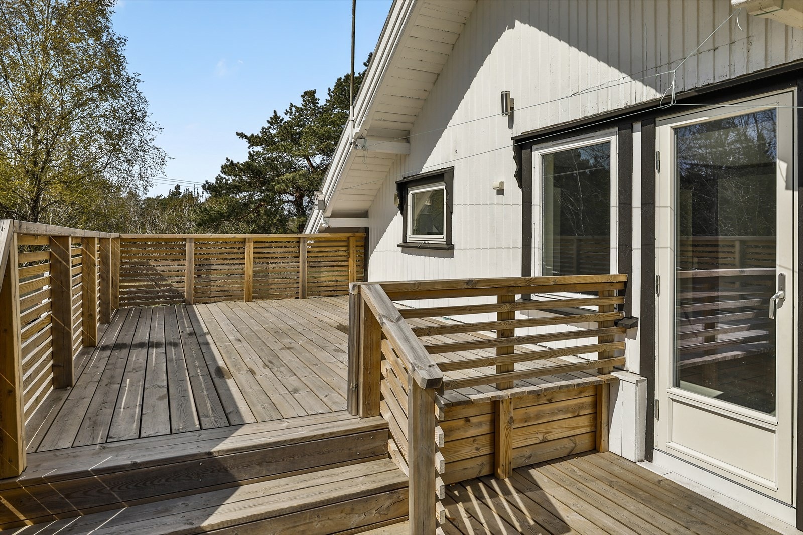 Treveranda med adkomst fra stue og hage på ca 30 kvm. Galleribilde