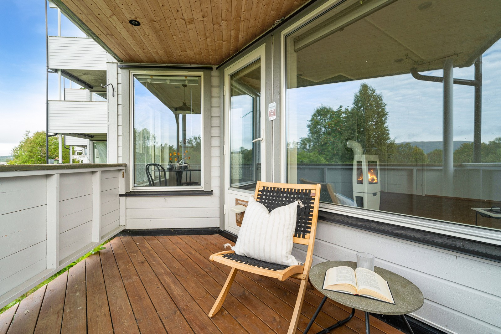 Fra stue/spisestue er det utgang til en solrik terrasse med utsikt mot sørvest.