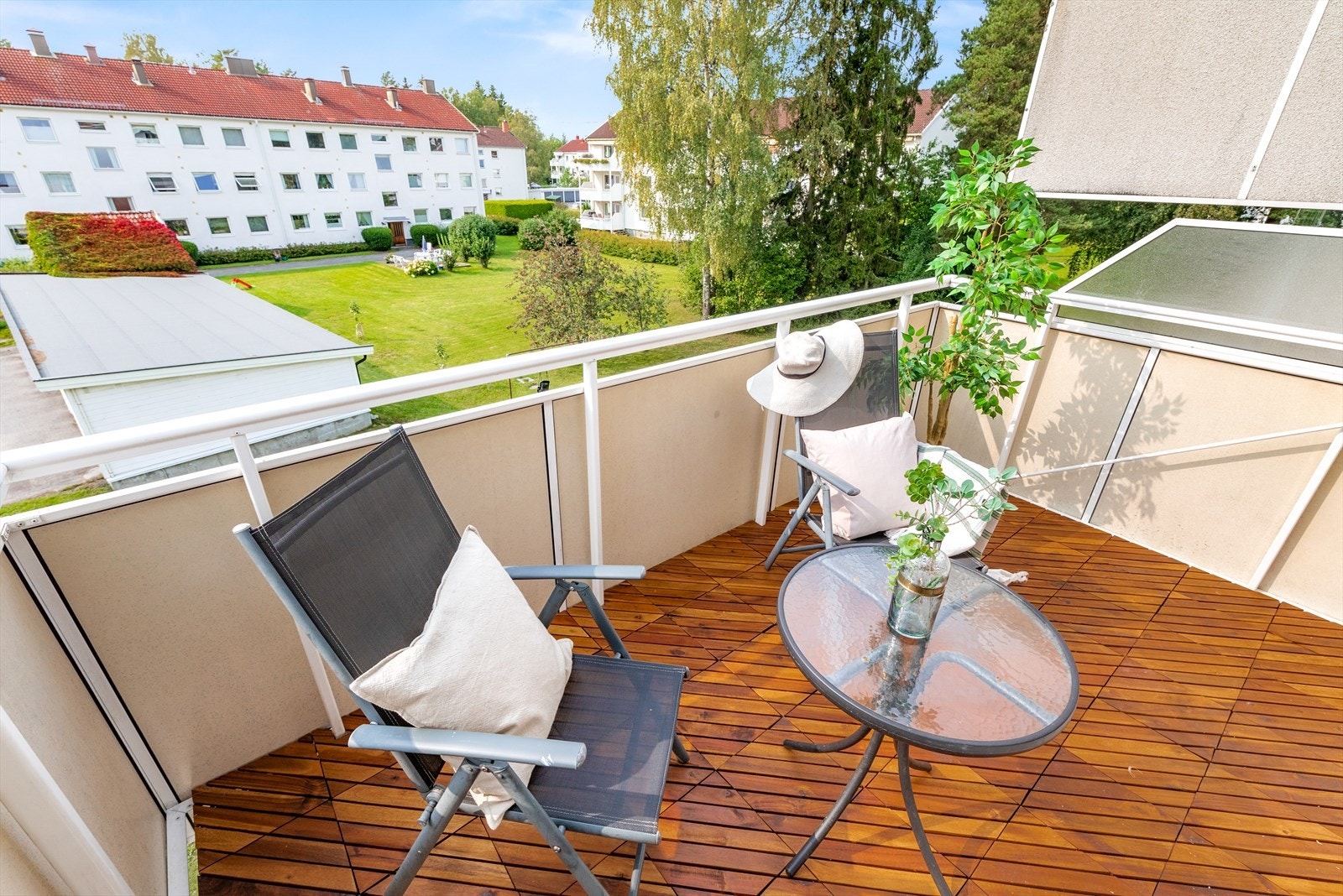 Flott utsikt over pent opparbeidede grøntarealer Galleribilde