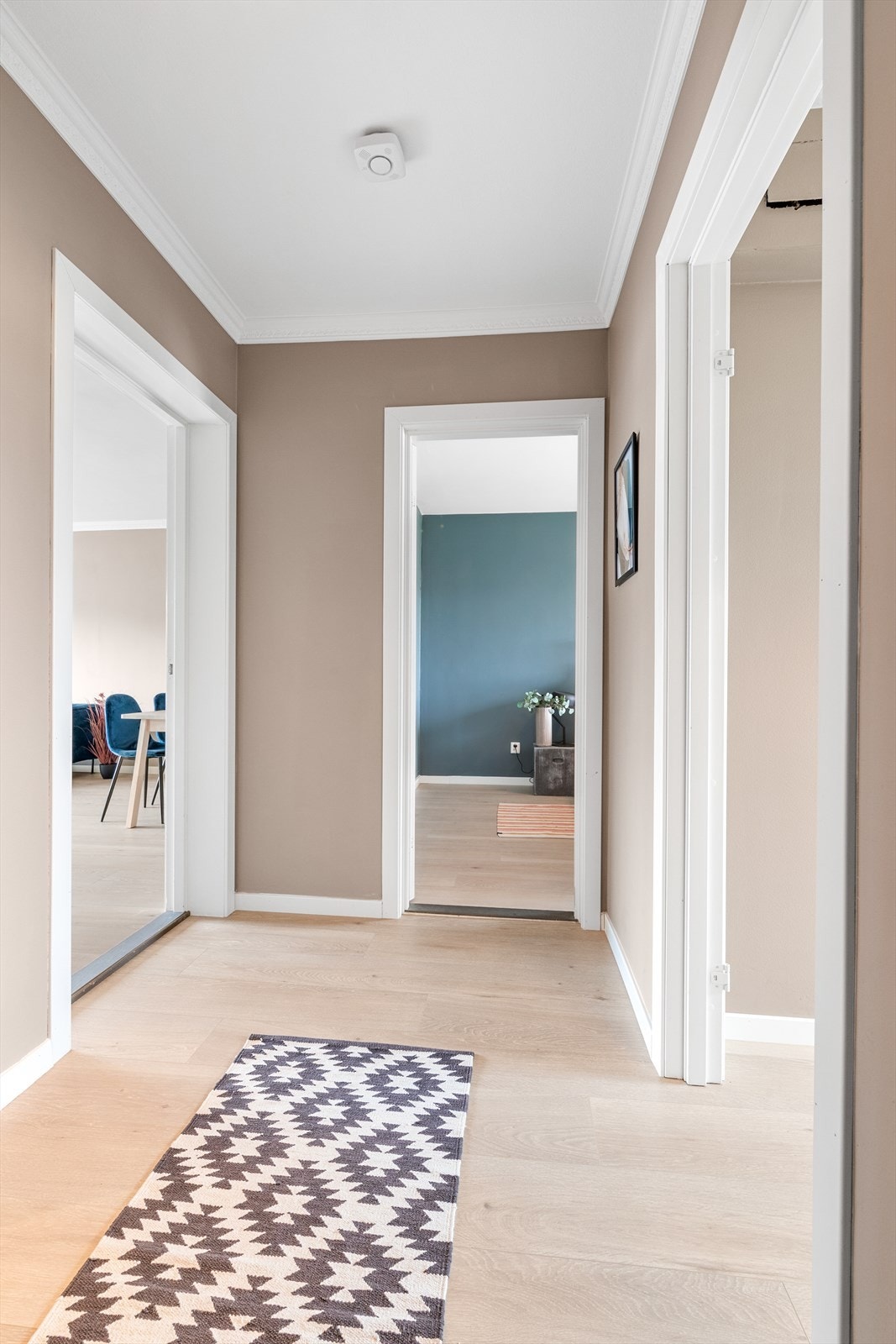 Adgang til stue, bad, kjøkken og soverom fra entré Galleribilde