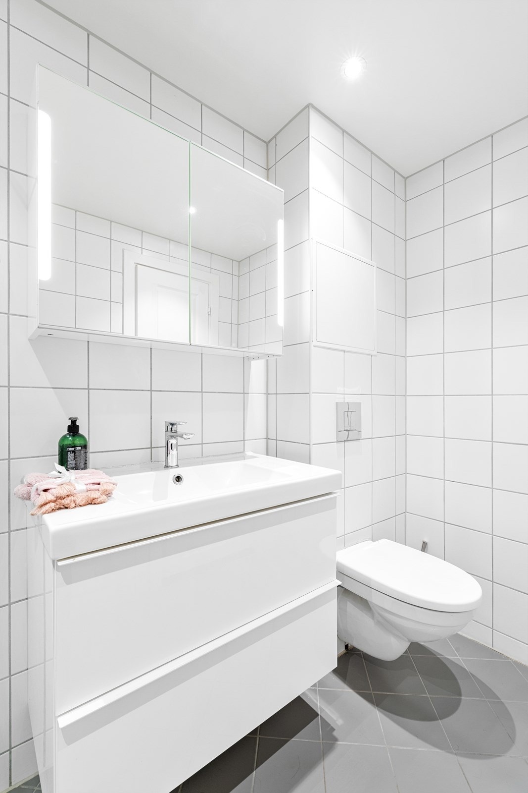 Veggfestet klosett med innebygget sisterne, servant og opplegg for vaskemaskin Galleribilde