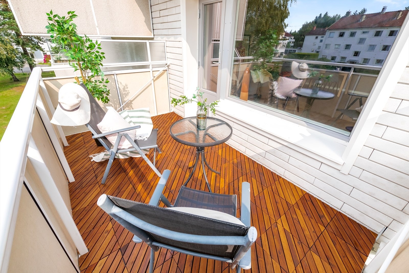 Lys og hyggelig balkong med god plass til utemøblement Galleribilde