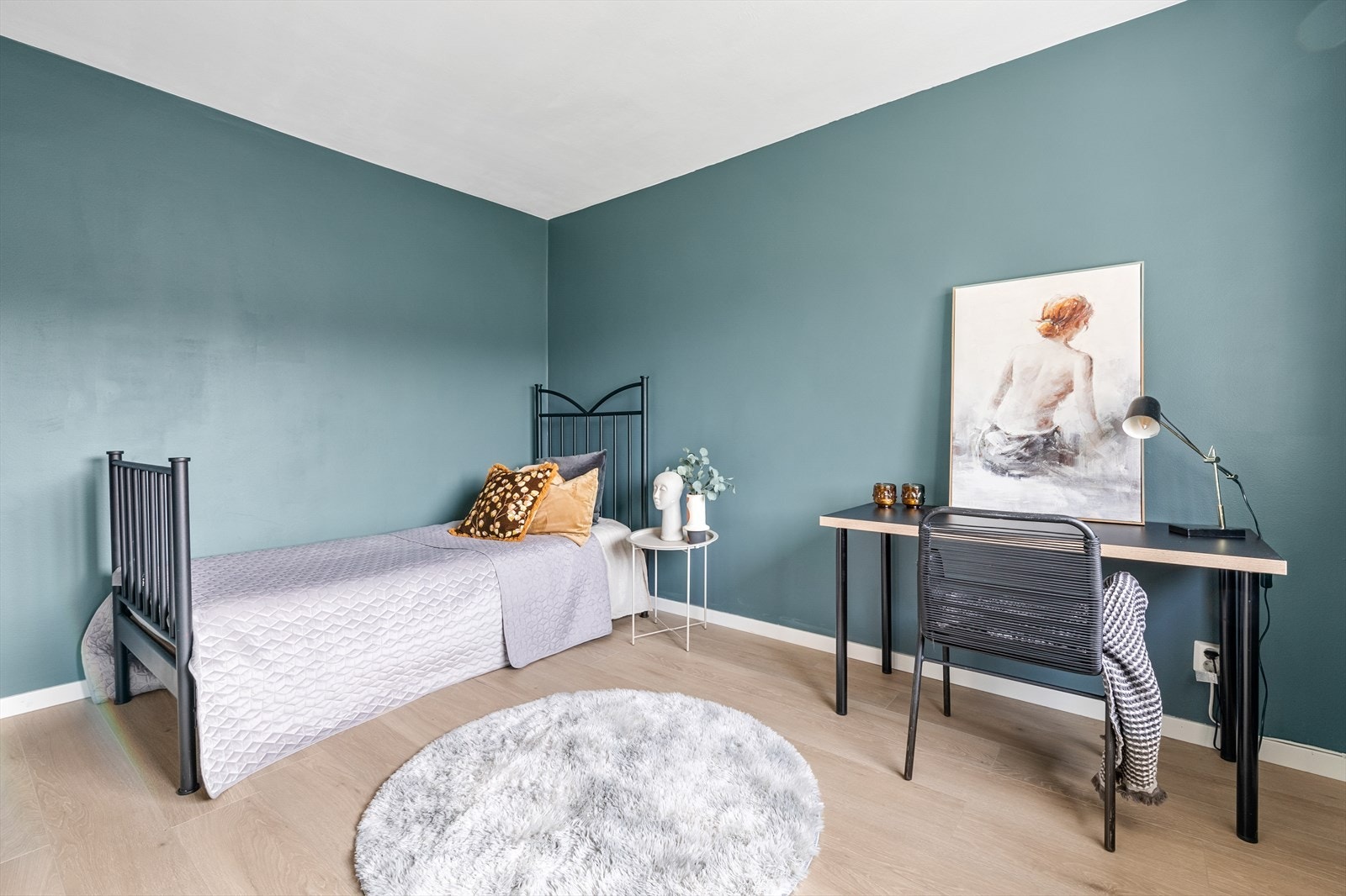 Soverom 2 med god plass til dobbeltseng, nattbord og oppbevaring Galleribilde