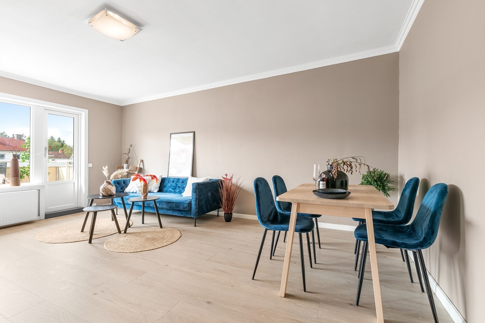 Store vindusflater som slipper inn mye naturlig lys Galleribilde