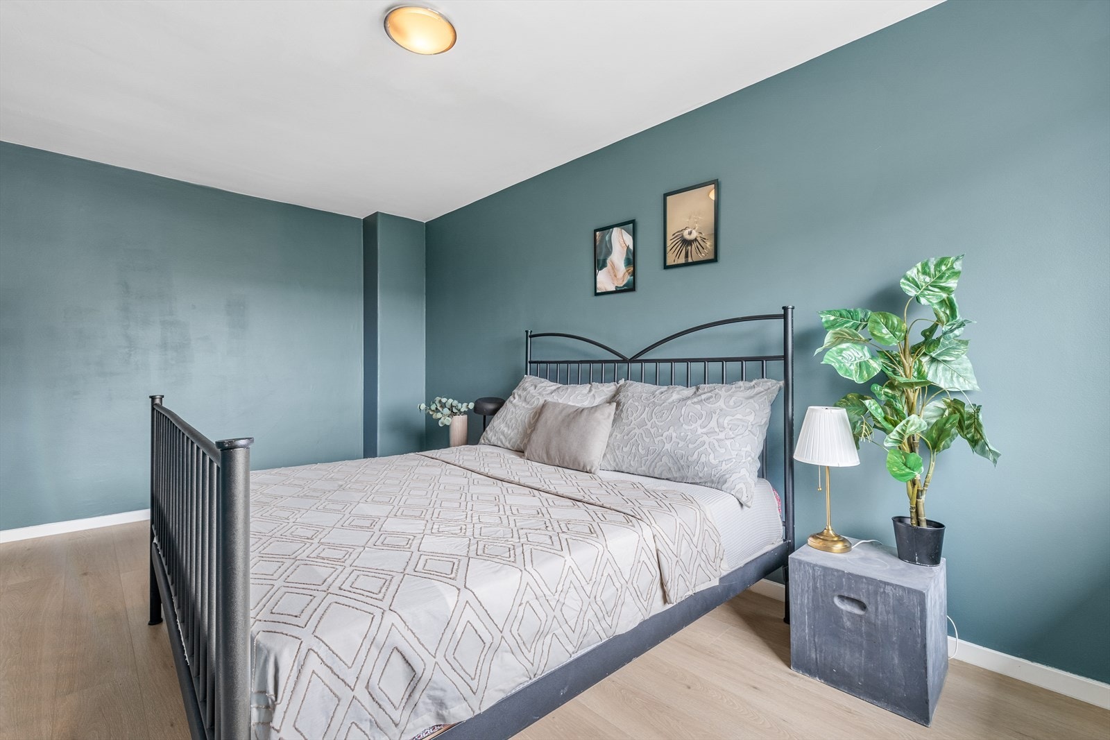 Plass til dobbeltseng, to nattbord og oppbevaring Galleribilde