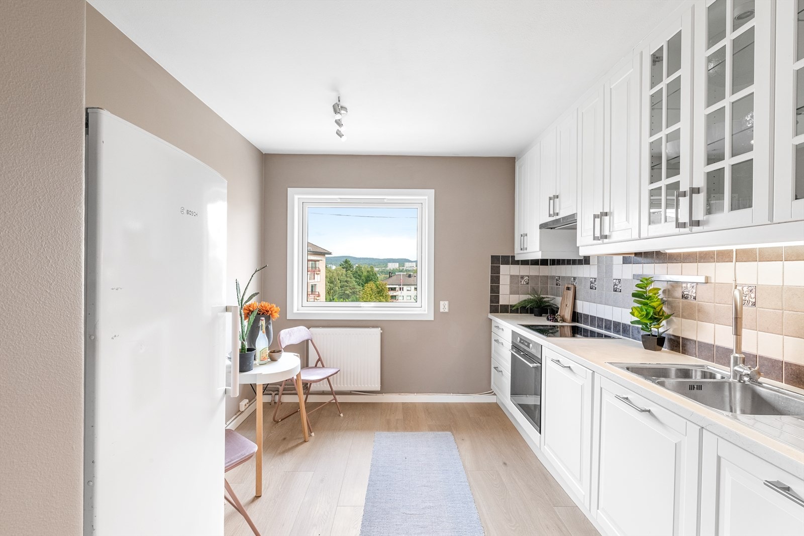 Tidløst og stort kjøkken, med god plass til oppbevaring og matlaging Galleribilde