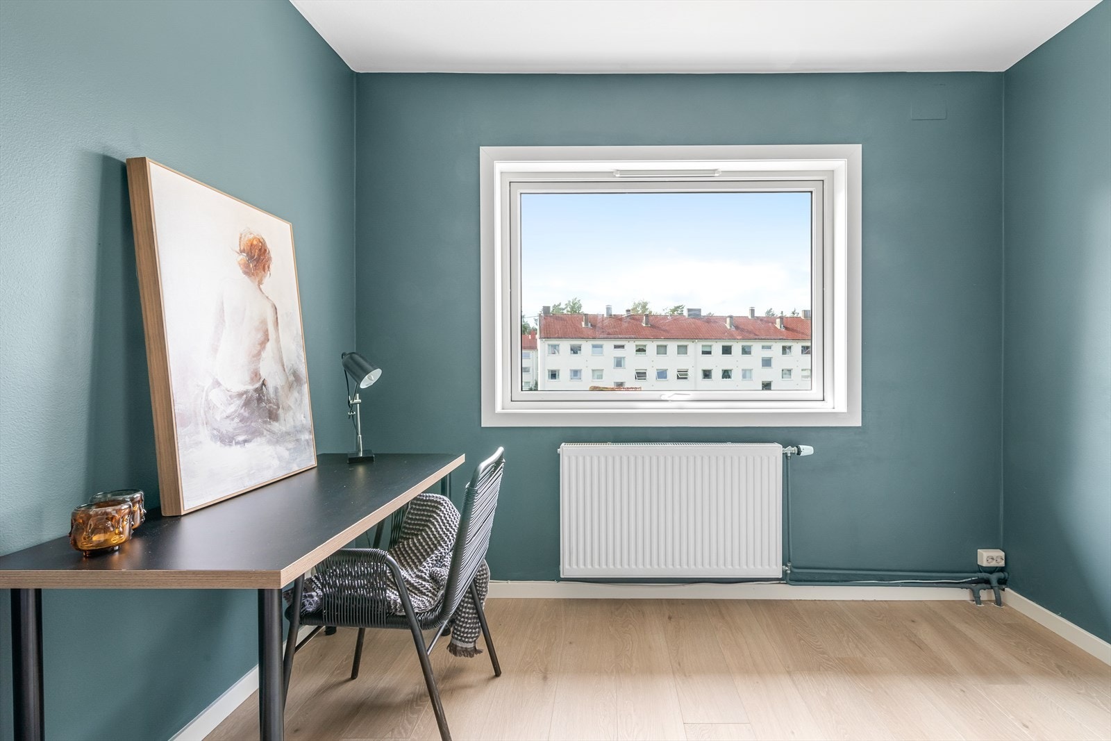 Soverommet får inn rikelig med naturlig lys fra vindu Galleribilde