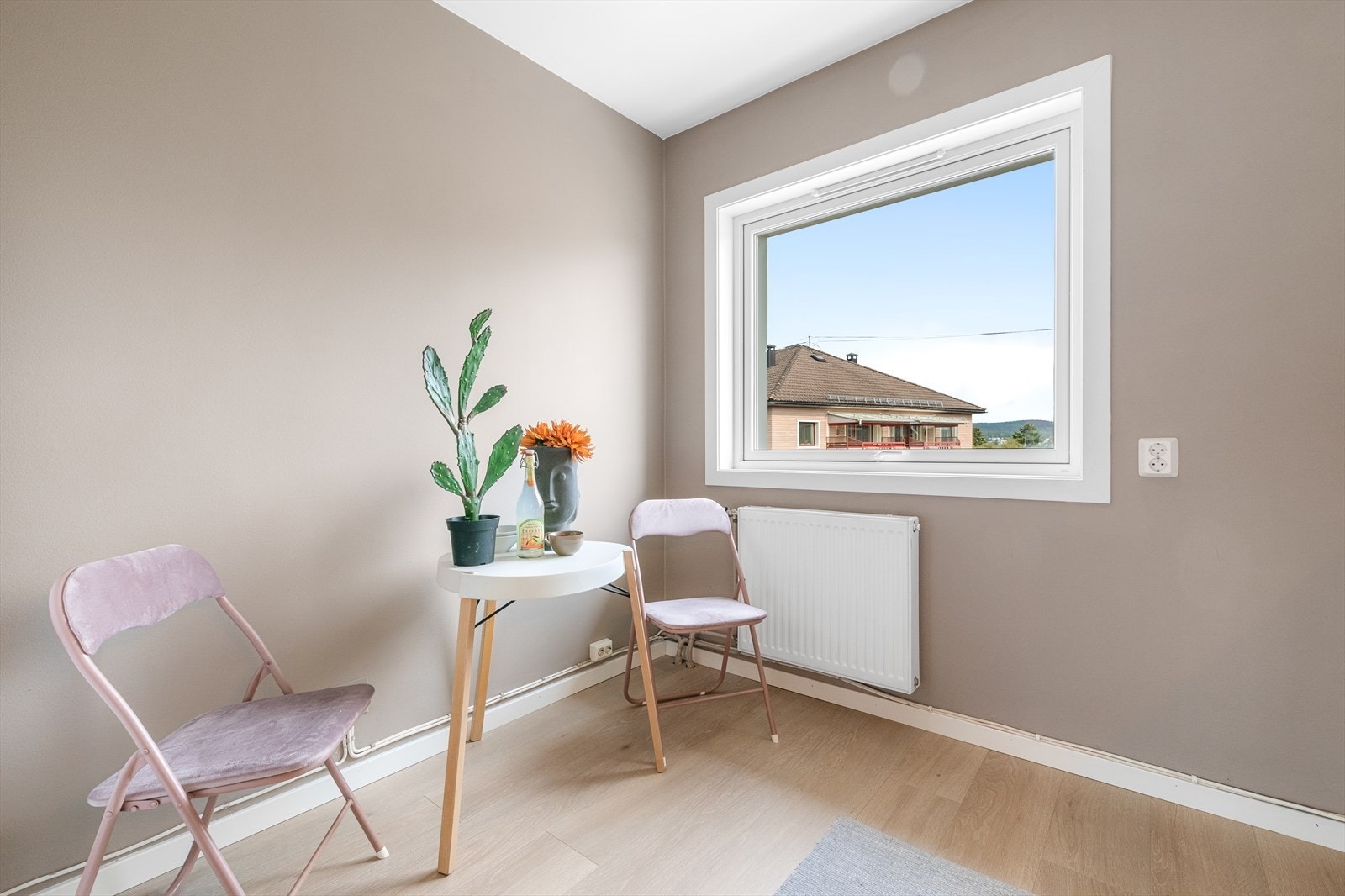 På kjøkkenet er det store vindusflater som slepper inn rikelig med naturlig lys, samt plass til en spisegruppe Galleribilde