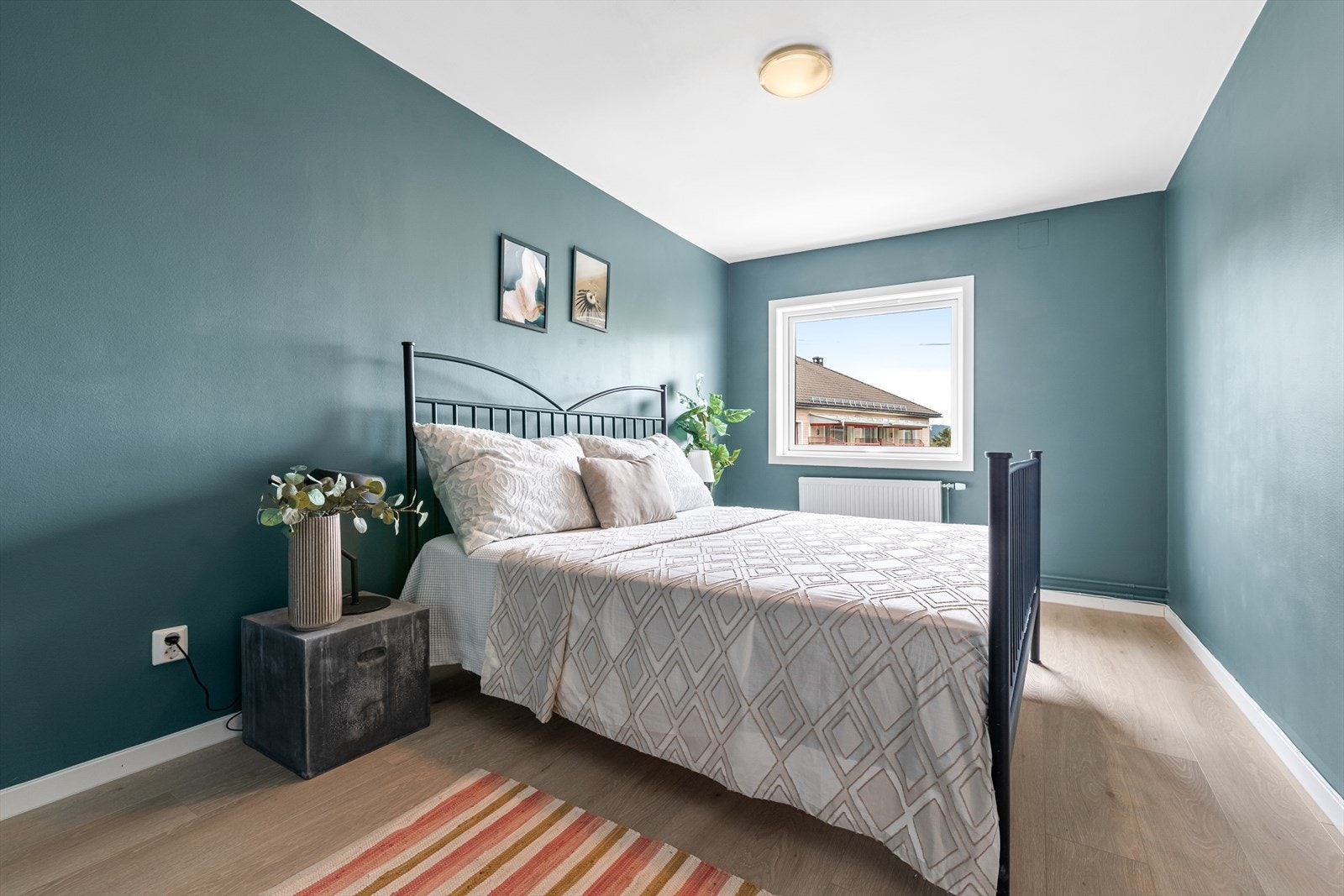 Romslig og pent soverom som slipper inn mye naturlig lys Galleribilde