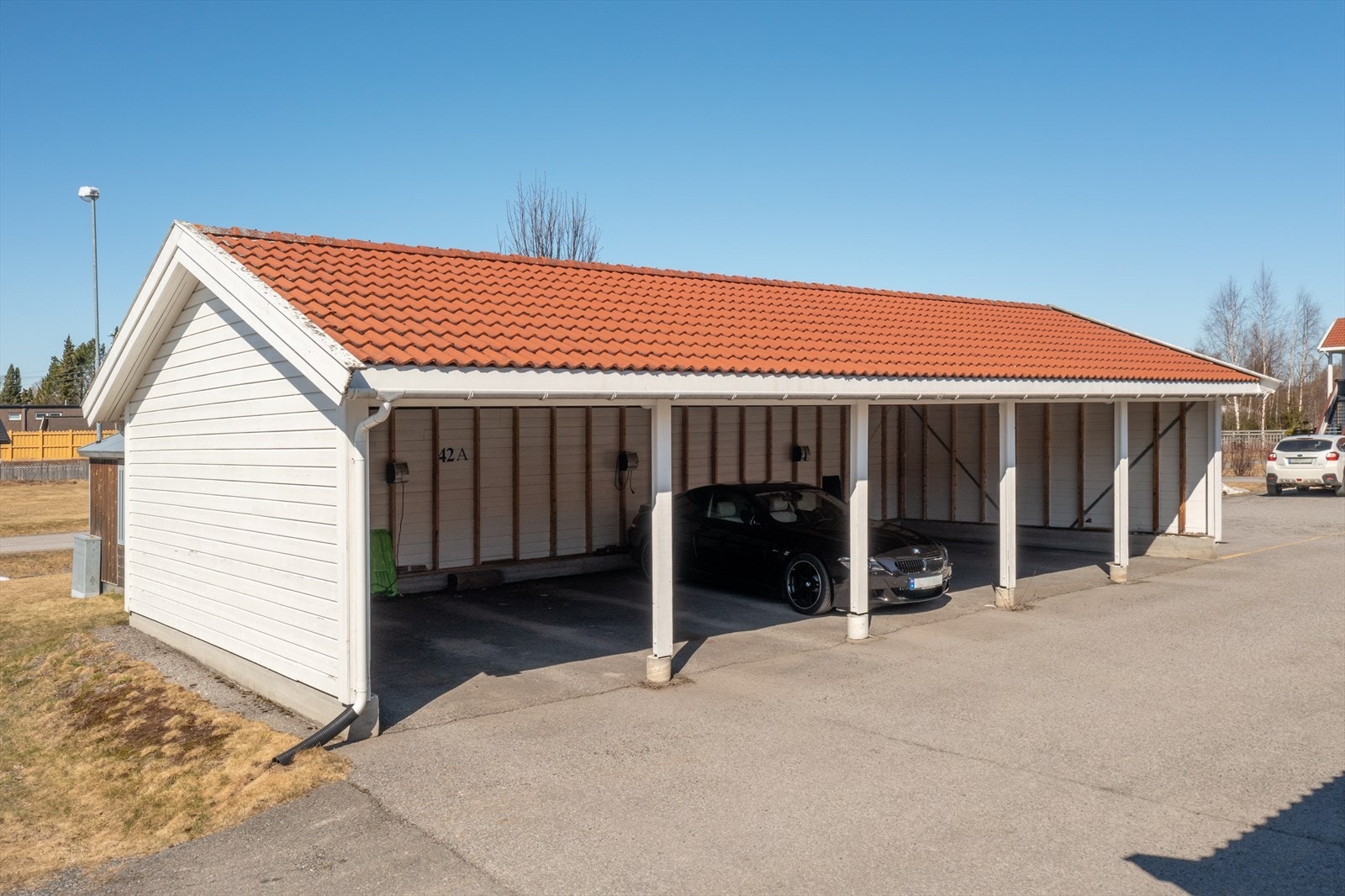 Med leiligheten medfølger parkeringsplass i carport. Galleribilde