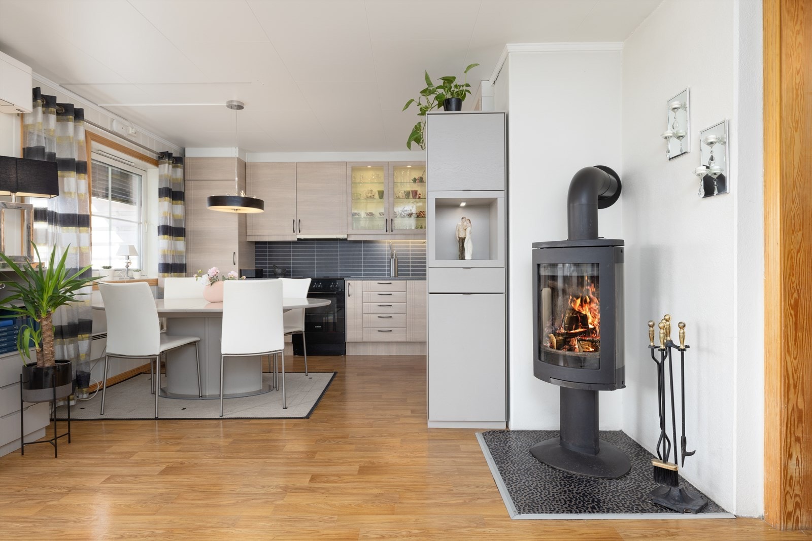 Oppvarming med både vedfyring og varmepumpe. Galleribilde