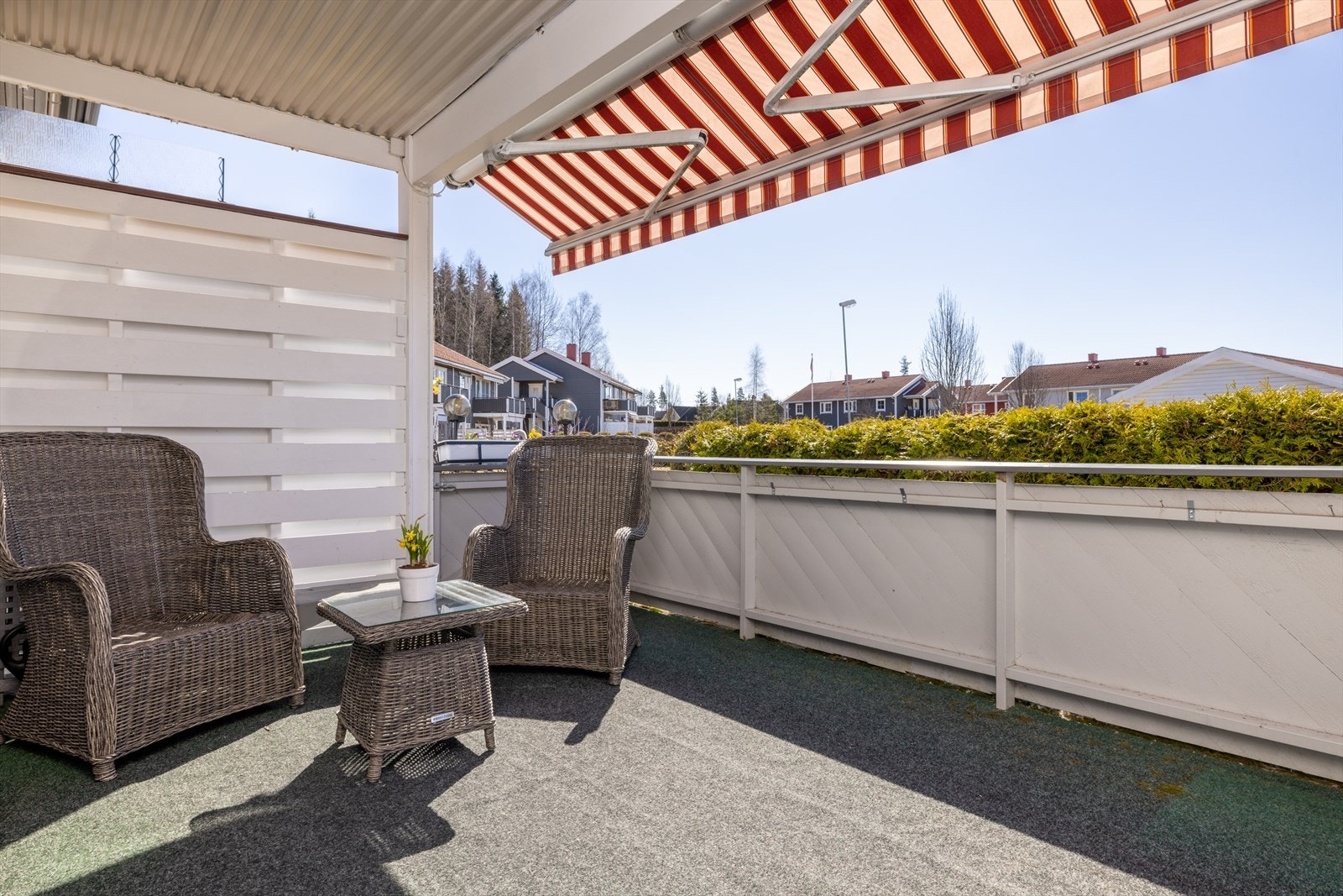 Romslig, solrik terrasse med elektriske markiser. Galleribilde