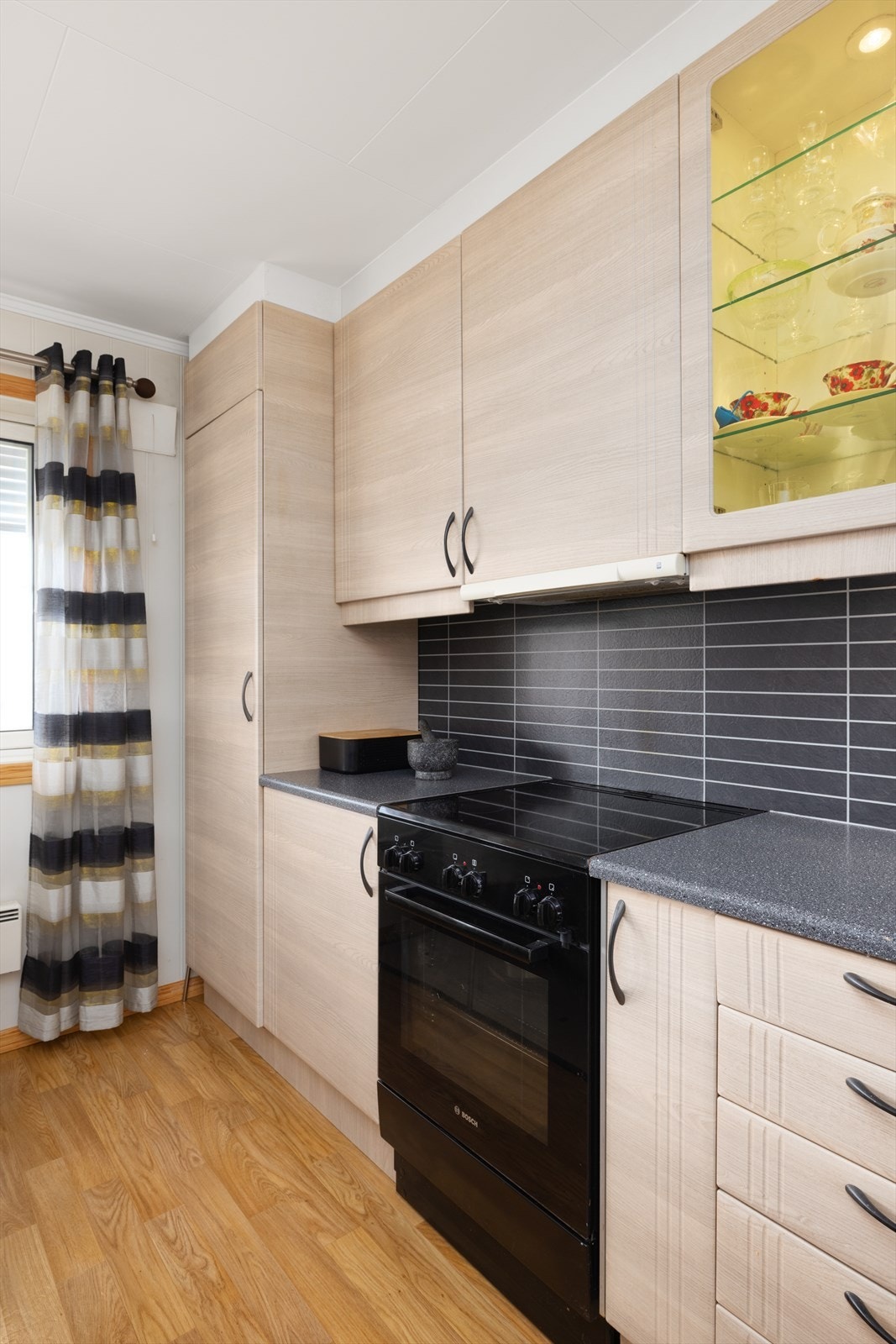 Integrerte løsninger for kjøleskap og oppvaskmaskin, frittstående komfyr. Galleribilde