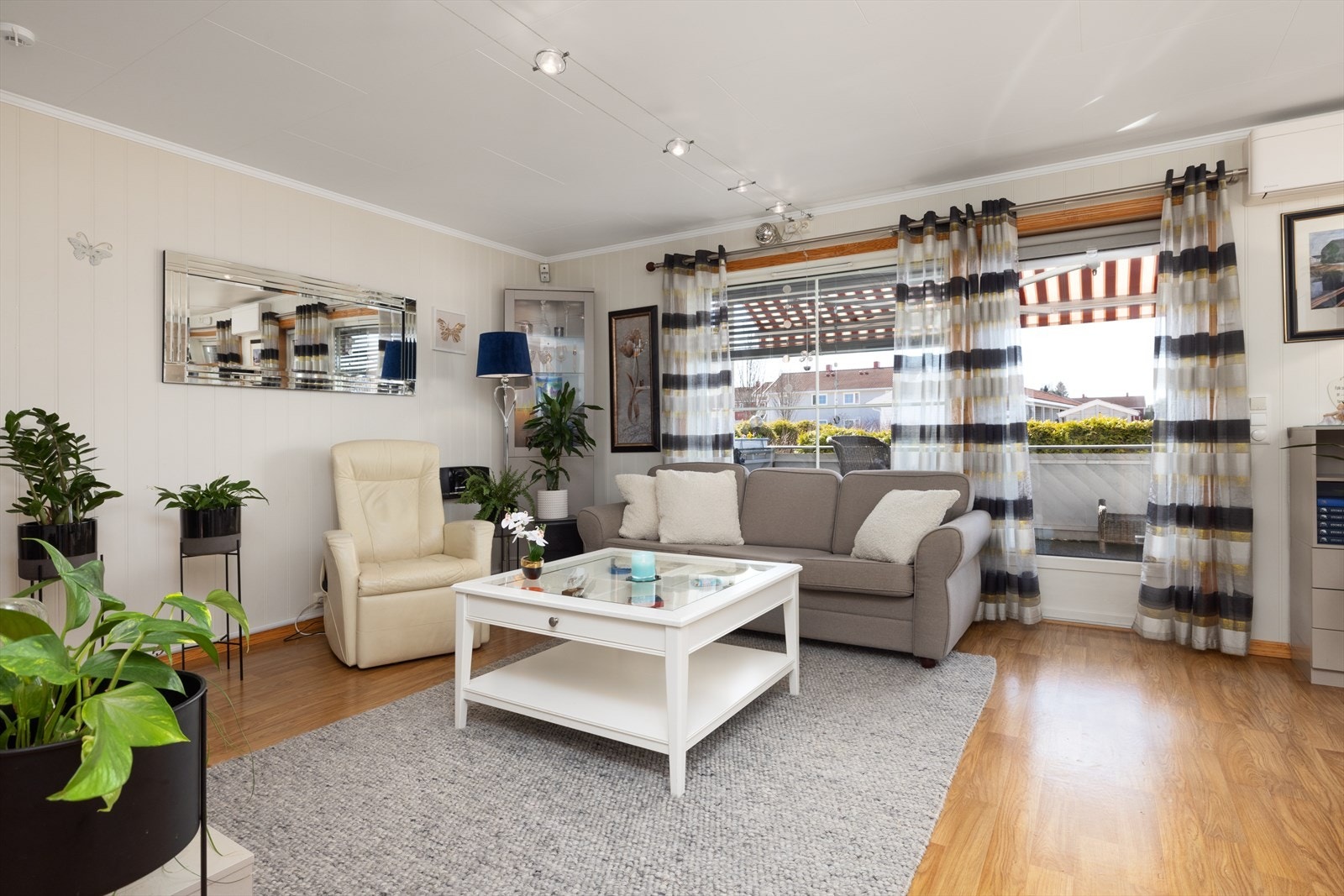 Adkomst til terrasse fra stuen. Galleribilde