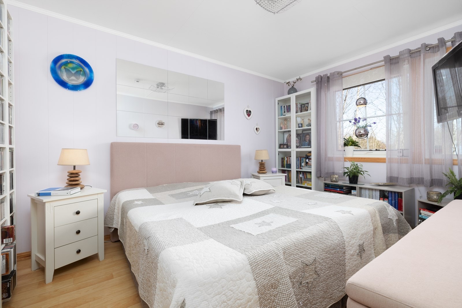 Lyst, romslig hovedsoverom med god plass til dobbeltseng. Galleribilde